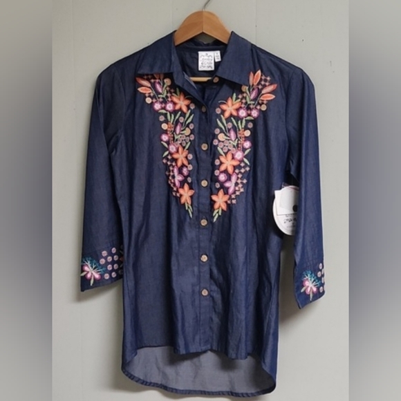 NWT. Pasley & Sage. Size Small. Beautiful embroidered front, back, & sleeves. - Picture 1 of 12